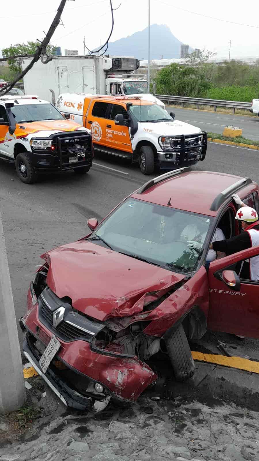Dos ocupantes de una camioneta Duster, terminaron con diversas lesiones, después de estrellarse contra un camión de tres medias toneladas, en la Avenida Morones Prieto en la zona sur de Monterrey.