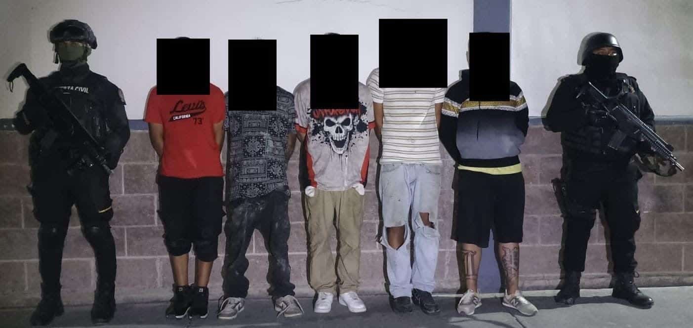 Elementos de Fuerza Civil detuvo la noche del jueves a cinco hombres mayores de edad y dos adolescentes en posesión de armas y fuego, en el municipio de García.
