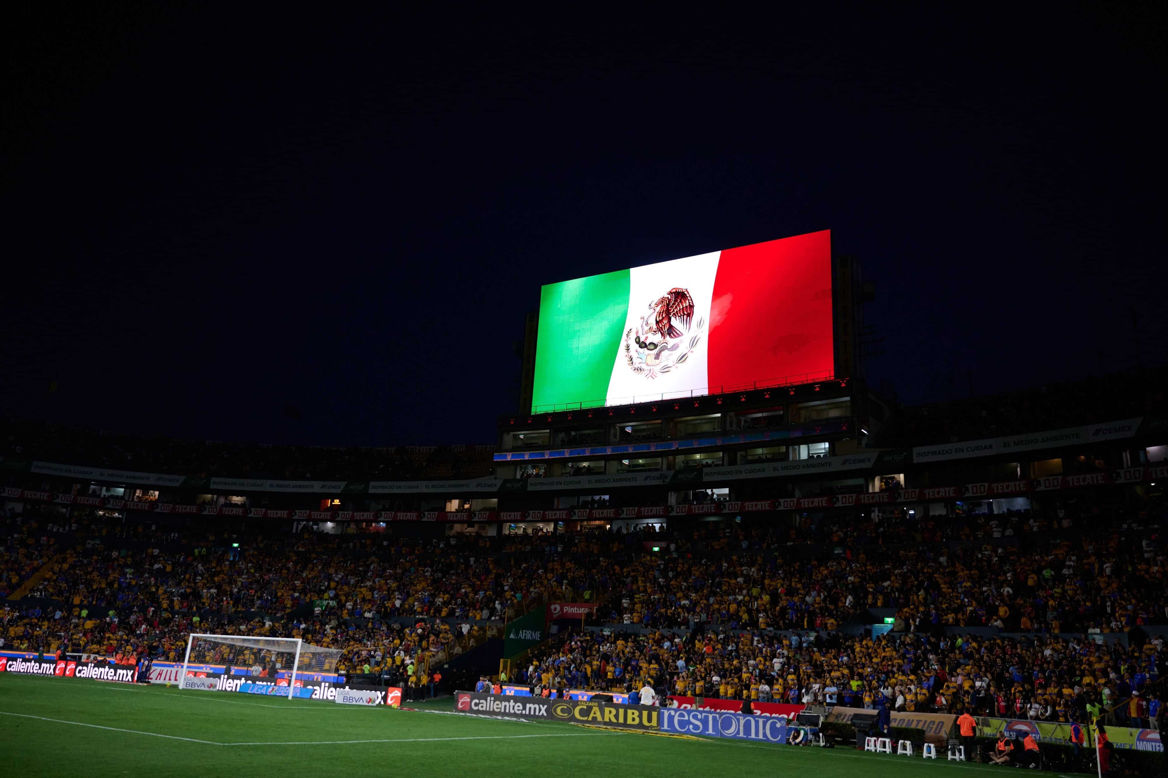 Honores a la bandera de México.