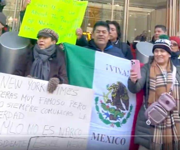 Protestan afuera del NYT simpatizantes de Morena