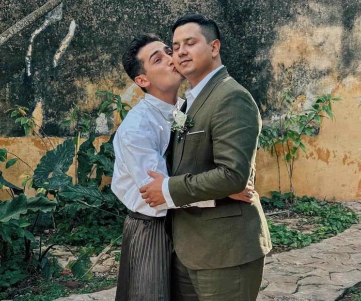 Critican a Emilio Osorio por usar falda en boda de su hermano Kiko
