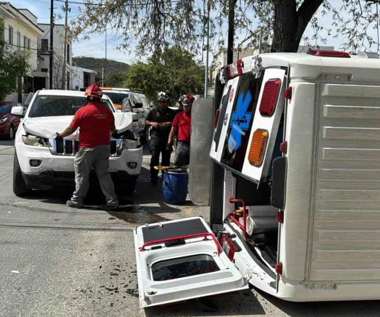 Vuelca ambulancia tras choque