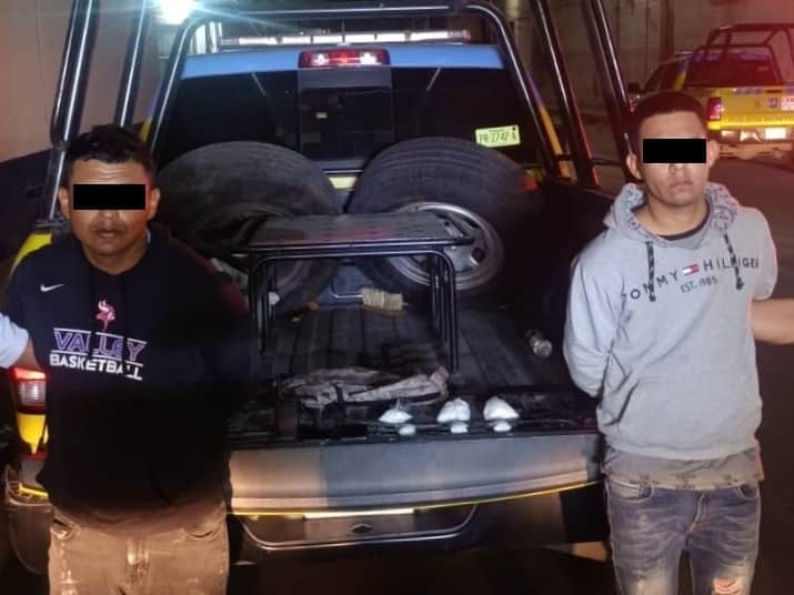 Dos hombres que portaban seis envoltorios de cocaína tipo cristal y una radio frecuencia, fueron arrestados por oficiales de la Policía de Monterrey, luego de ser interceptados cuando circulaban a bordo de una motocicleta, la madrugada de ayer en la colonia Industrial.