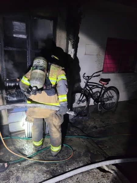 El incendio de un domicilio en la zona centro de Linares, movilizó a elementos de Protección Civil municipal y Bomberos, sin que se reportaran lesionados, únicamente daños materiales.