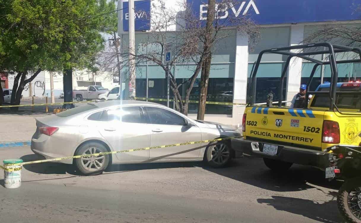 Un auto con reporte de robo y que además trae placas "colgadas" de una camioneta, fue recuperado por oficiales de la Policía de Monterrey, en el centro de la ciudad.