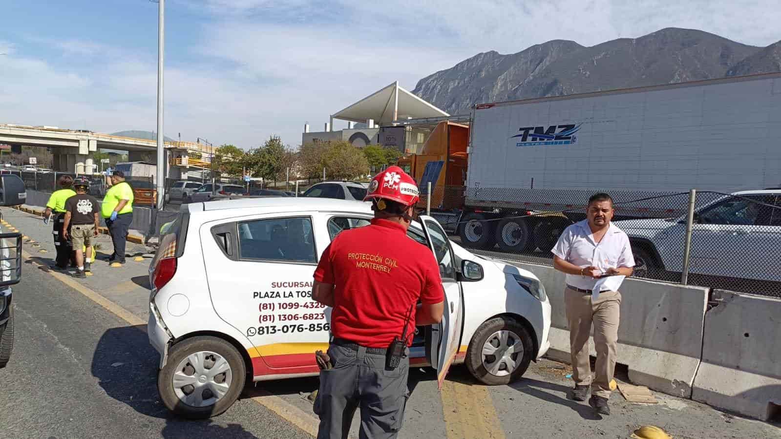 Un saldo de cuatro lesionados ocasionó ayer un choque entre tres vehículos, en la Carretera Nacional a la altura de la Estanzuela, al sur de Monterrey.