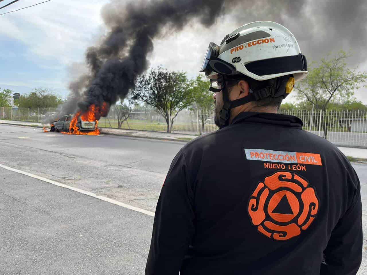 Un aparente corto circuito en una camioneta, provocó que se incendiara dónde no hubo personas afectadas, en Guadalupe.
