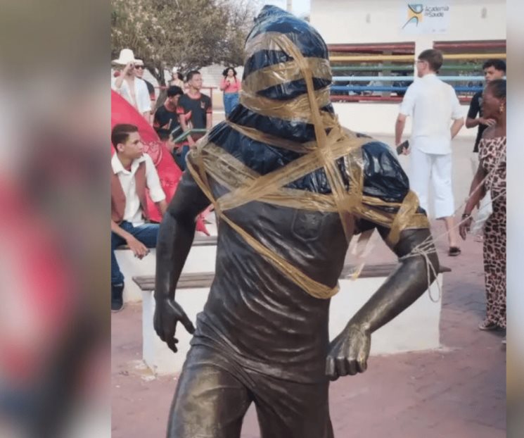 Vandalizan estatua del futbolista Dani Alves