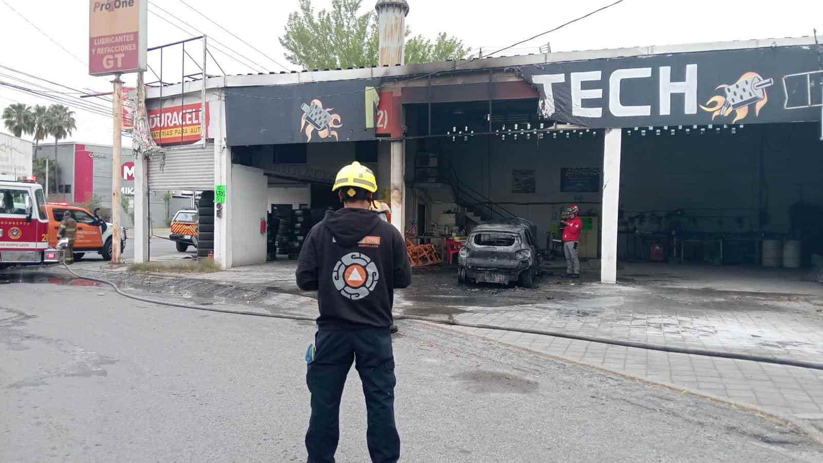 En el momento en que era reparado en un taller mecánico, un vehículo se incendió y en cuestión de minutos fue consumido por las llamas, ayer en la Colonia Industrial, en Monterrey.