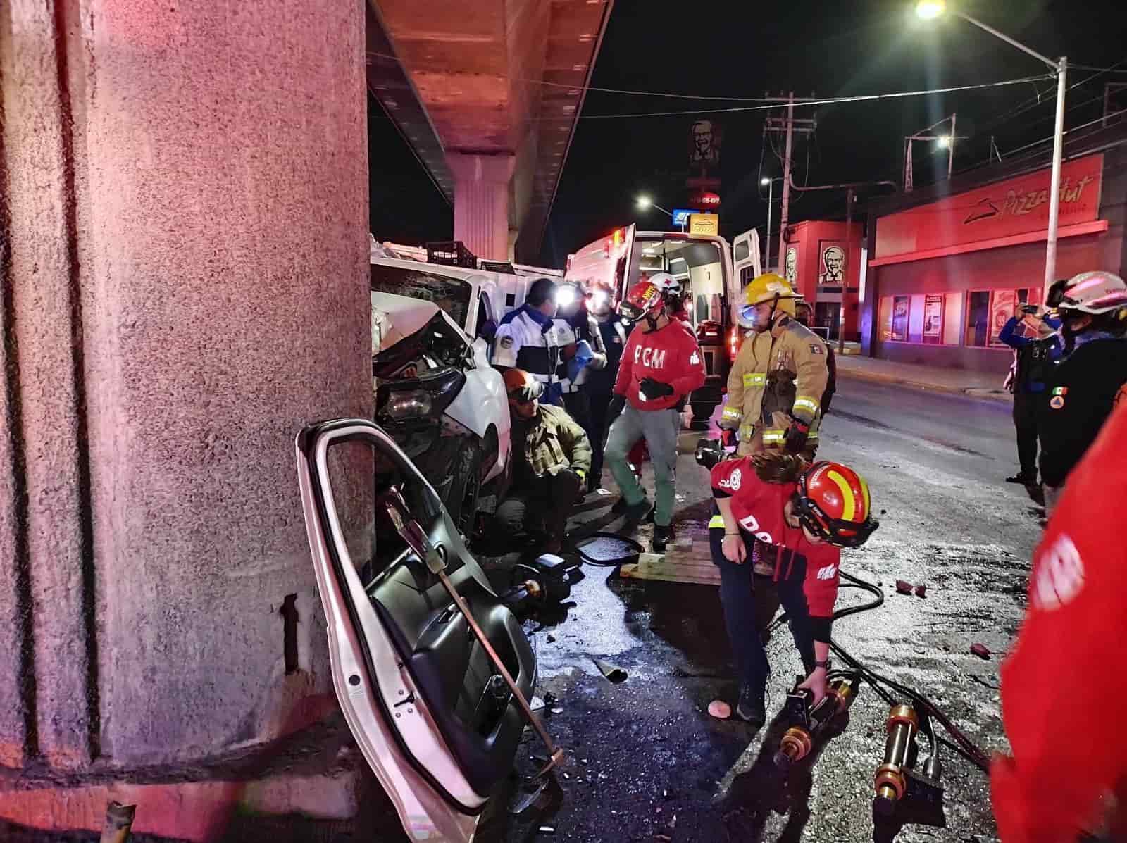 El conductor de un auto quedó prensado luego de estrellarse contra una columna del metro, mientras que su acompañante resultó ileso, la madrugada de ayer en la Avenida Aztlán, en la Colonia Nueva Modelo, al norte de Monterrey.