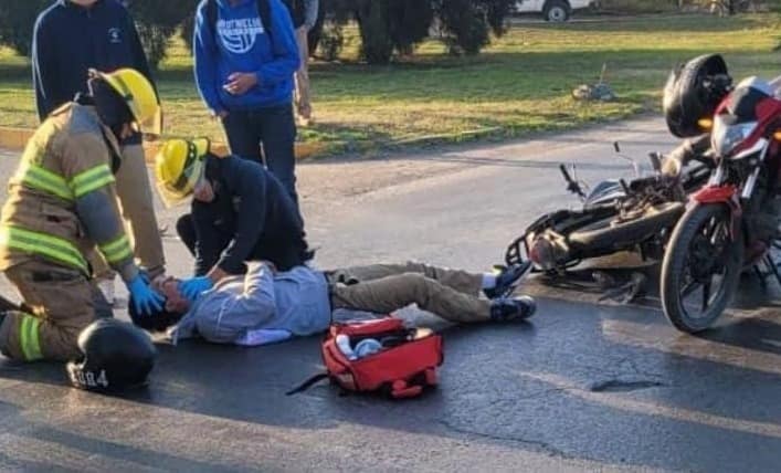 El conductor de una moto resultó lesionado luego de chocar contra un vehículo, ayer en el municipio de Linares.