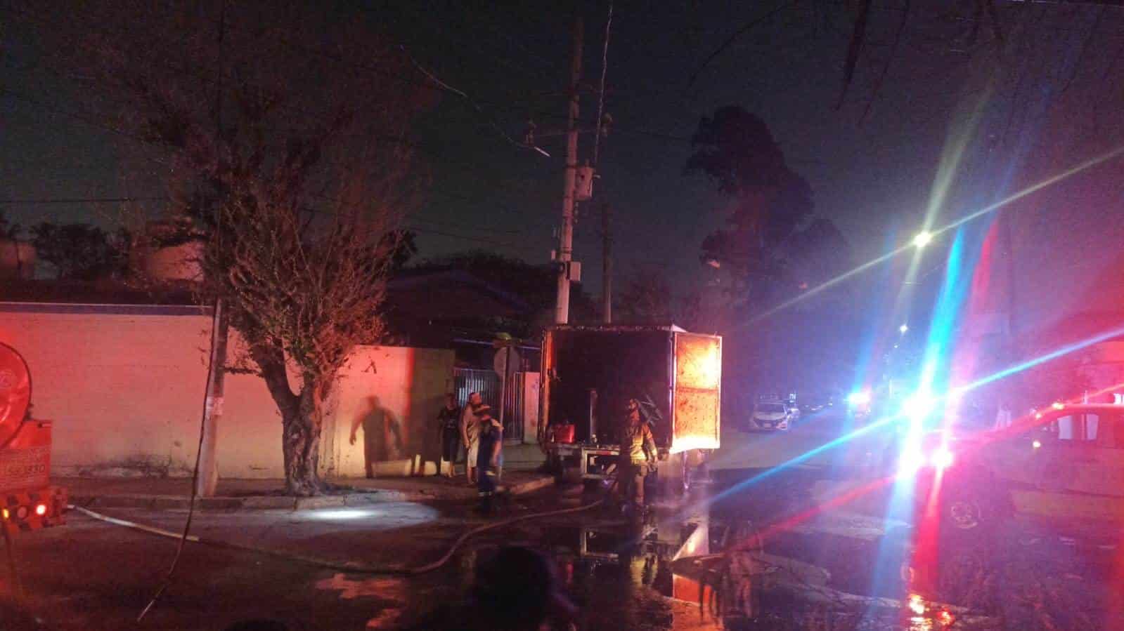 El incendio de cuatro vehículos en la Colonia Azteca, municipio de San Nicolás, movilizó ayer a bomberos y elementos de rescate, sin que se reportaran lesionados.