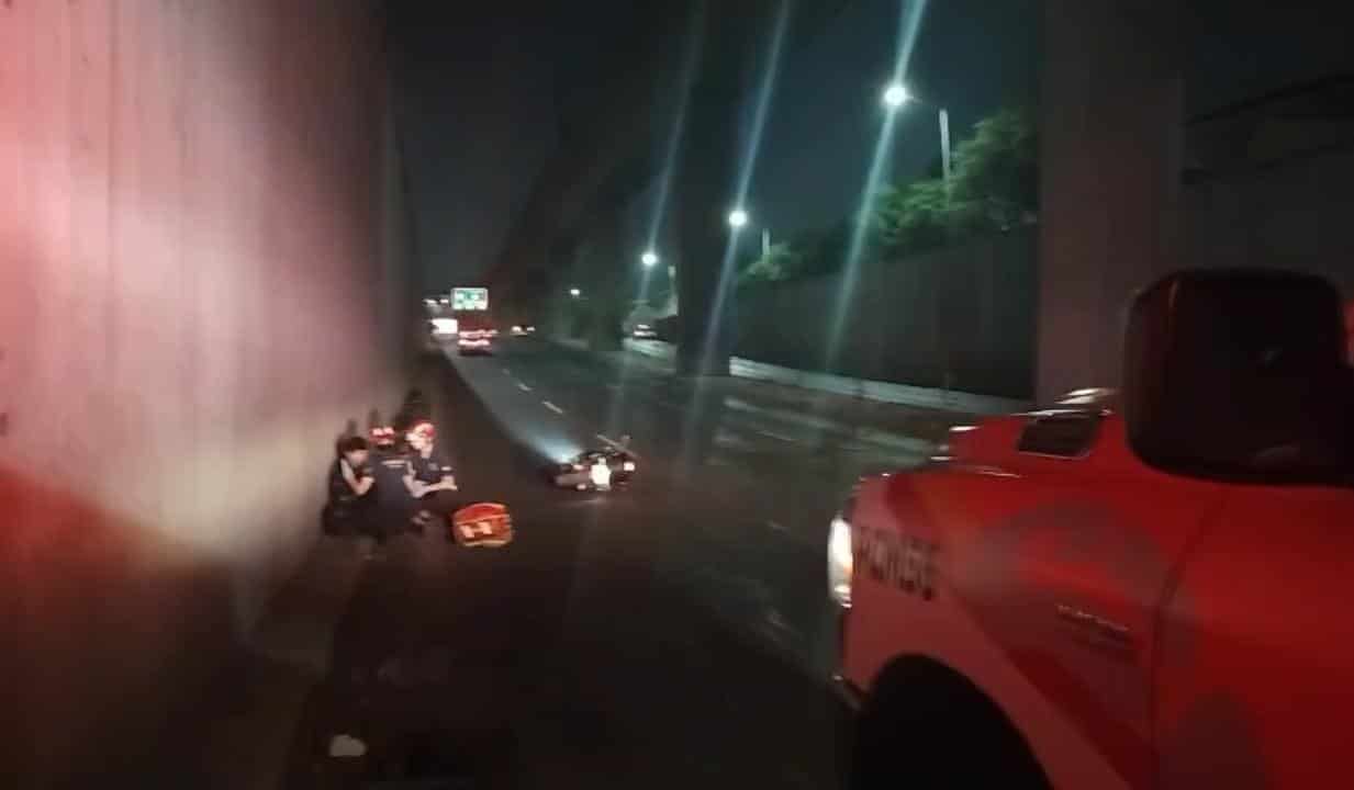 Un motociclista resultó lesionado luego de derrapar tras caer en un bache en la n el paso deprimido de la Avenida Madero con José Ángel Conchello, en la Colonia Modelo en Monterrey.