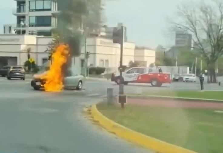 El incendio de un vehículo en la Colonia Del Valle, movilizó ayer a elementos de Protección Civil y Bomberos de Nuevo León.