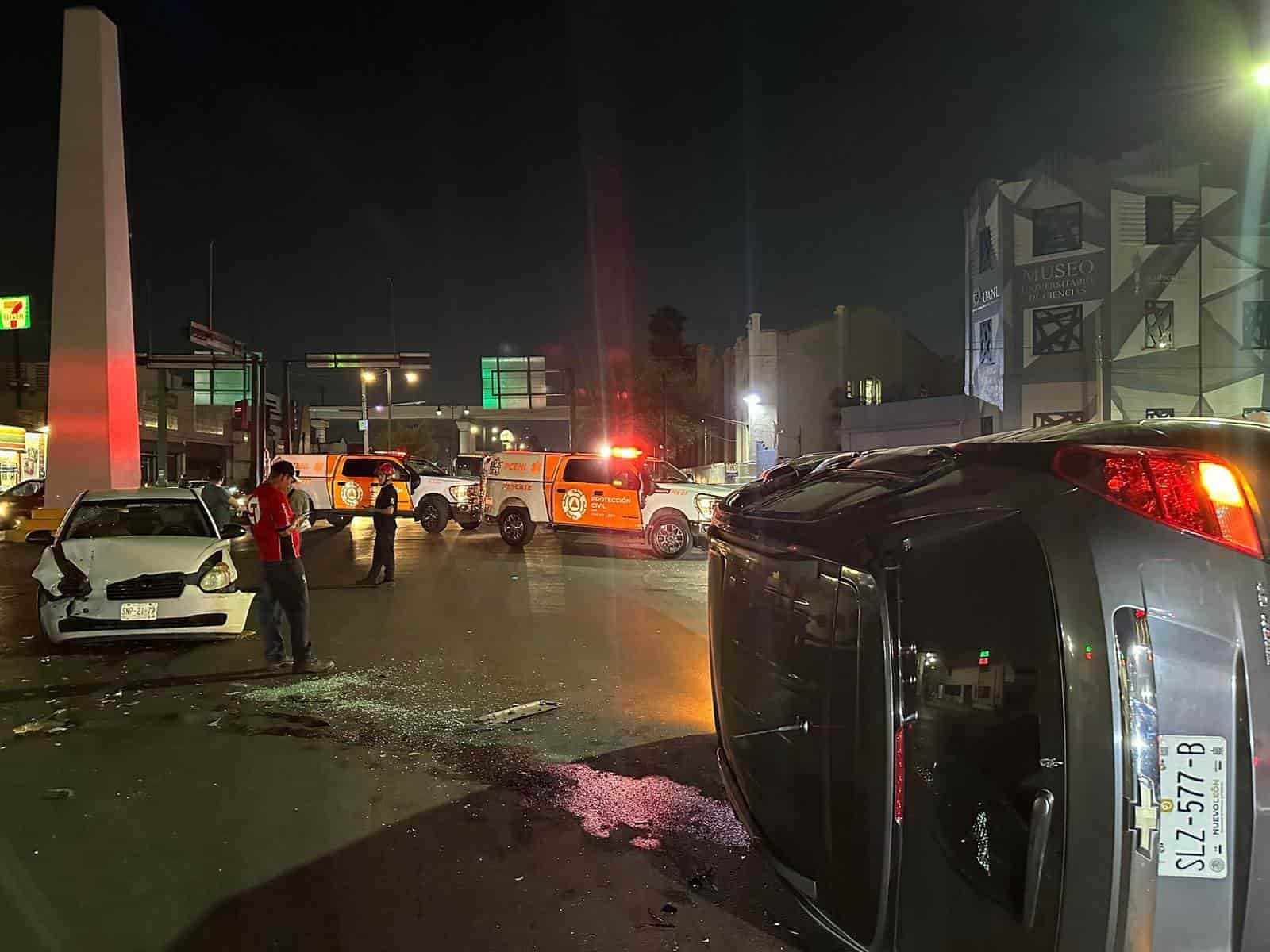 Un saldo de tres lesionados, entre ellos un bebé de seis meses, dejó un choque volcadura la noche del domingo en la Colonia Obrera, en Monterrey.