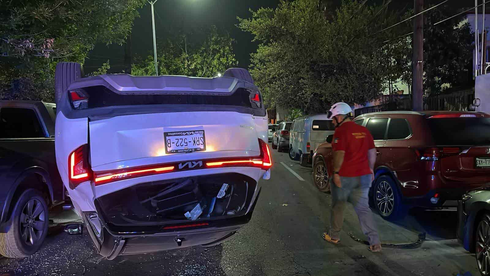 Luego de una presuntamente dormitada al volante, el conductor de un vehículo se estrelló contra tres autos estacionados y luego terminó volcado, la madrugada de ayer en la Colonia Florida, municipio de Monterrey.