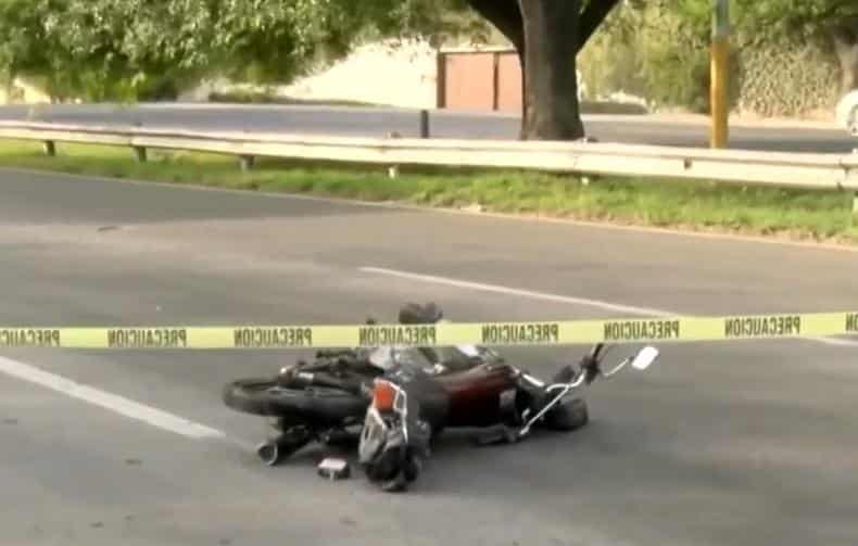 El conductor de una motocicleta falleció luego de ser chocado por un auto que lo chocó por alcance y salió proyectado, ayer en la Carretera Nacional a la altura de la Comunidad Los Rodríguez, municipio de Santiago.