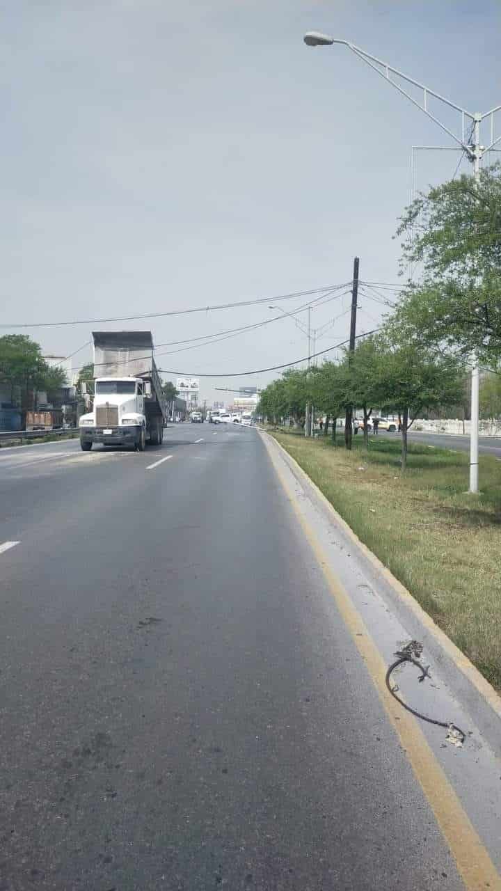 Un camión de carga que llevaba su caja levantada, derribó al menos una luminaria y arrastró diversos cables, ayer en la Avenida Industriales del Poniente (Carretera a Saltillo) a la altura del Mercado de Abastos, municipio de Santa Catarina.