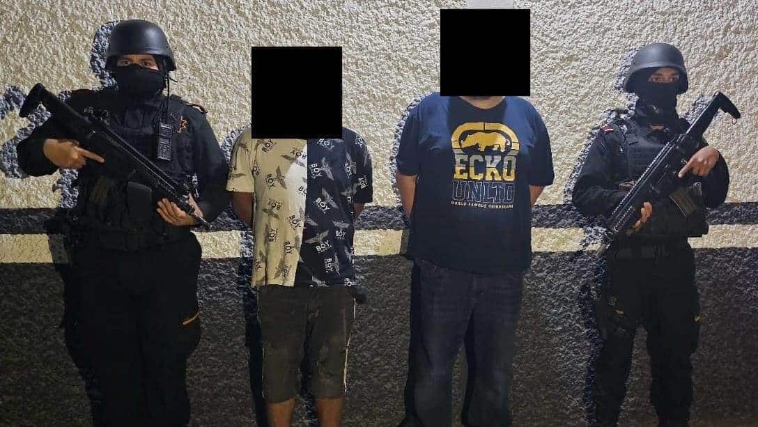 En el interior de un vehículo, dos hombres fueron arrestados por elementos de Fuerza Civil luego de que les encontraron un arma de fuego, en el municipio de García.