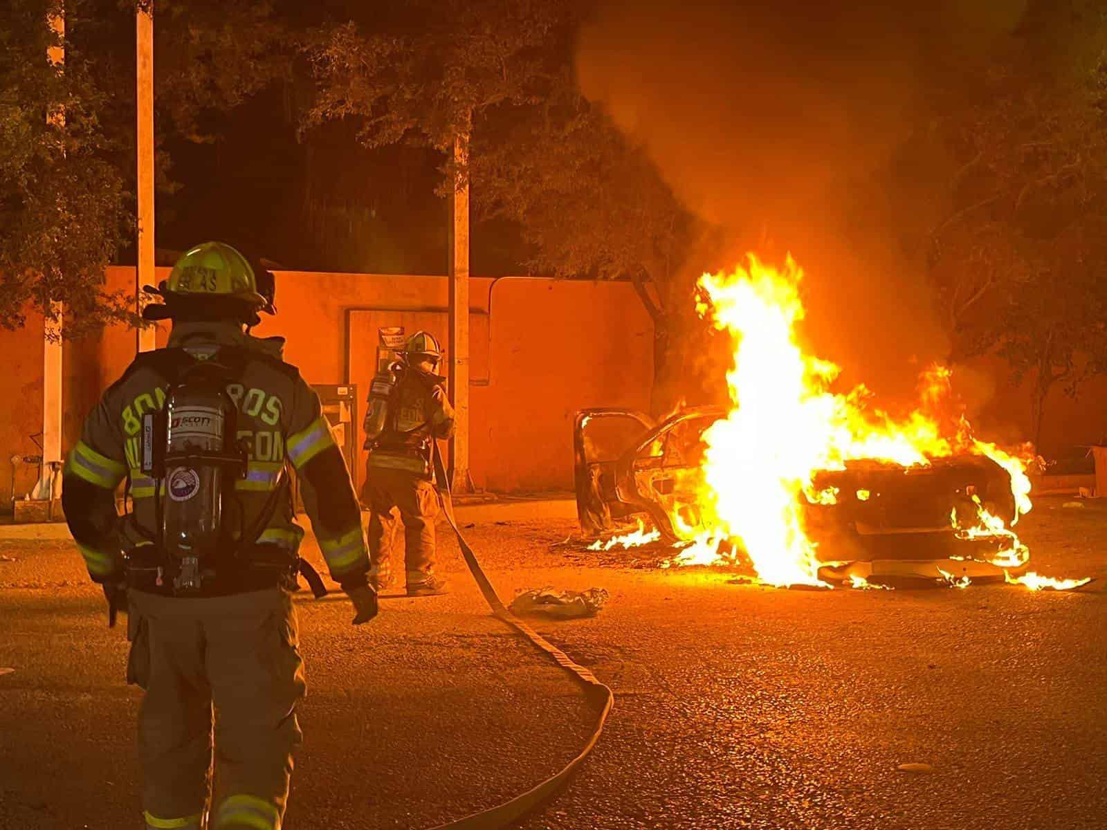 Los incendios de tres vehículos en los municipios de San Nicolás y Monterrey, movilizaron a elementos de Bomberos de Nuevo León y Protección Civil del Estado y municipales, sin que se reportaran lesionados.