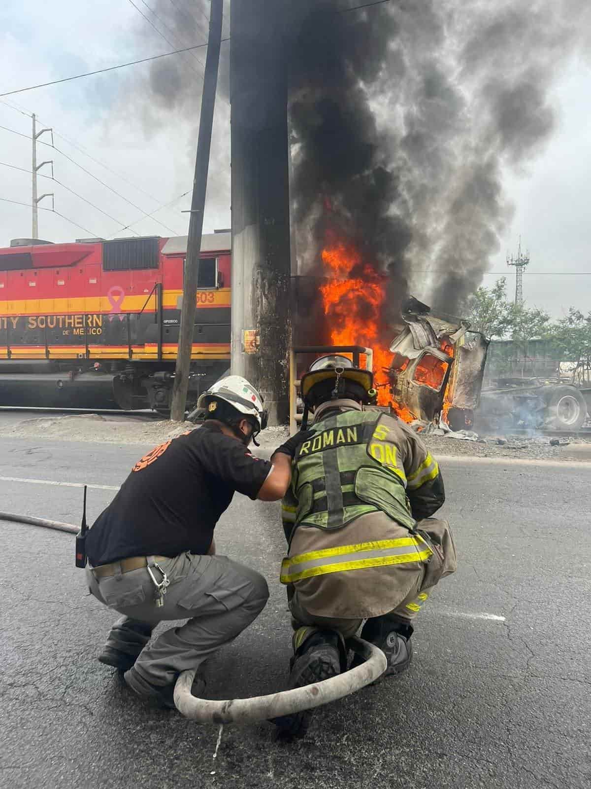 Tras chocar con el tren al intentar ganarle el paso, un tractocamión se incendió, ayer en la Avenida Ruiz Cortines a la altura de la Manuel L. Barragán, en la Colonia Regina, municipio de Monterrey.