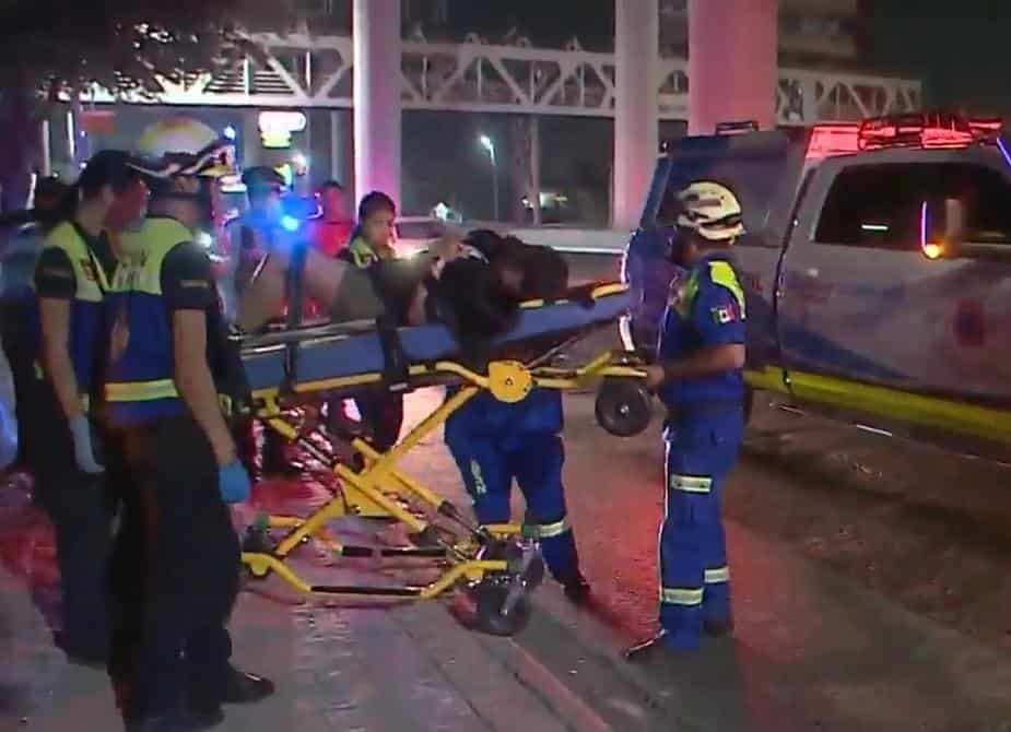 Luego de retirarse de un filtro antialcohol en una camioneta con la que atropelló a una oficial de tránsito, en Monterrey, la conductora terminó lesionada al estrellarse contra la barda perimetral del Instituto de Ingeniería Civil de la UANL, en la Colonia Anáhuac, en San Nicolás.