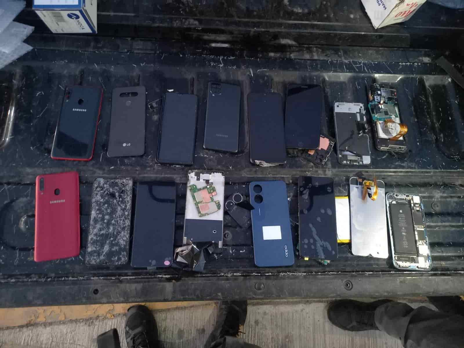 Un hombre fue detenido por oficiales del Grupo Ciclista de la Policía de Monterrey, tras presuntamente despojar de su teléfono celular a un usuario que esperaba el camión urbano, encontrándole además otros 16 aparatos al parecer robados, en el centro de la ciudad.