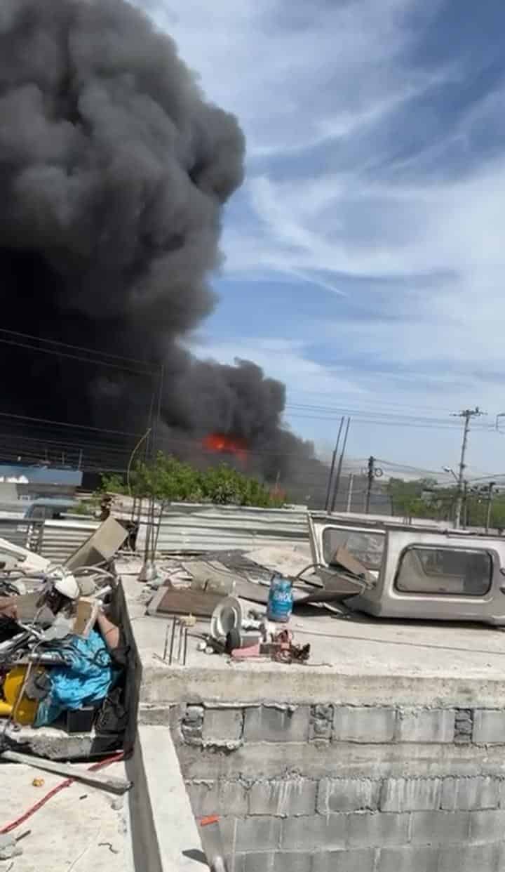 El incendio de tejabanes en la Colonia Arboledas de San Bernabé, movilizó la tarde de ayer a elementos de Protección Civil de Monterrey, Del Estado y Bomberos Nuevo León, al norte de la ciudad, donde se evacuaron al menos 100 habitantes del área.