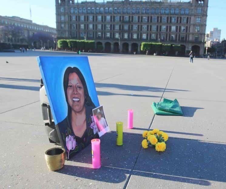 Llenan de lápidas Zócalo para recordar a víctimas de feminicidio