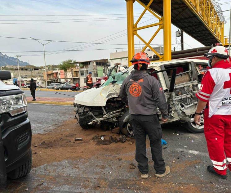 Muere conductor prensado tras estrellarse contra puente