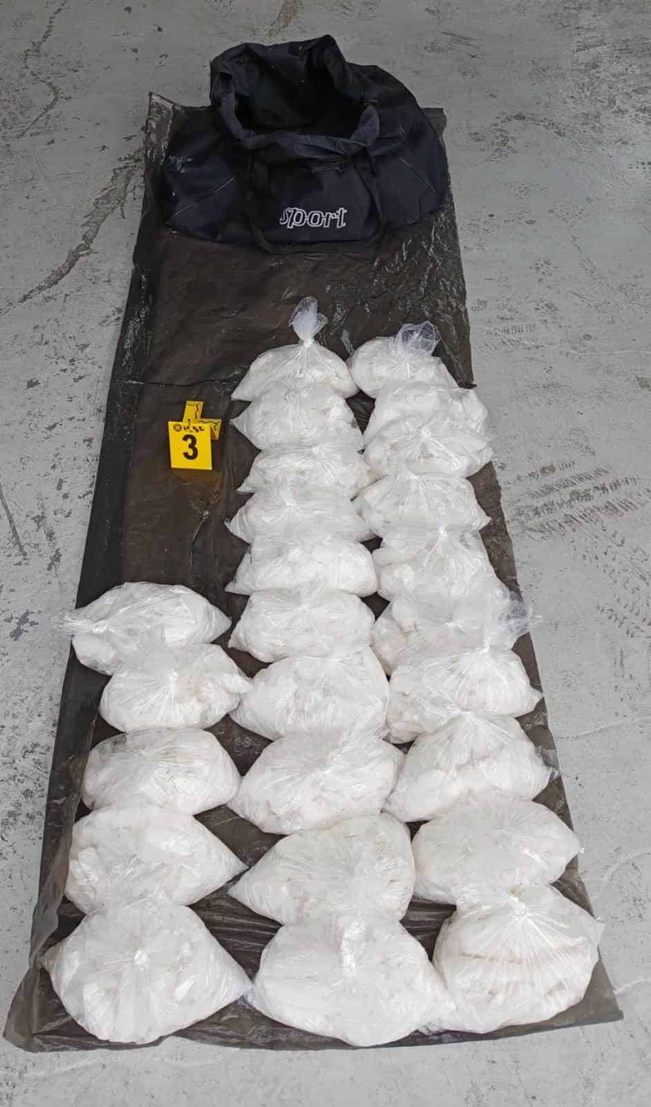 Más de 100 kilos de cocaína con un valor de por lo menos un millón de 300 pesos fueron asegurados en dos vehículos por la Agencia Estatal de Investigaciones, tras la detención de cuatro personas en el centro de Monterrey.