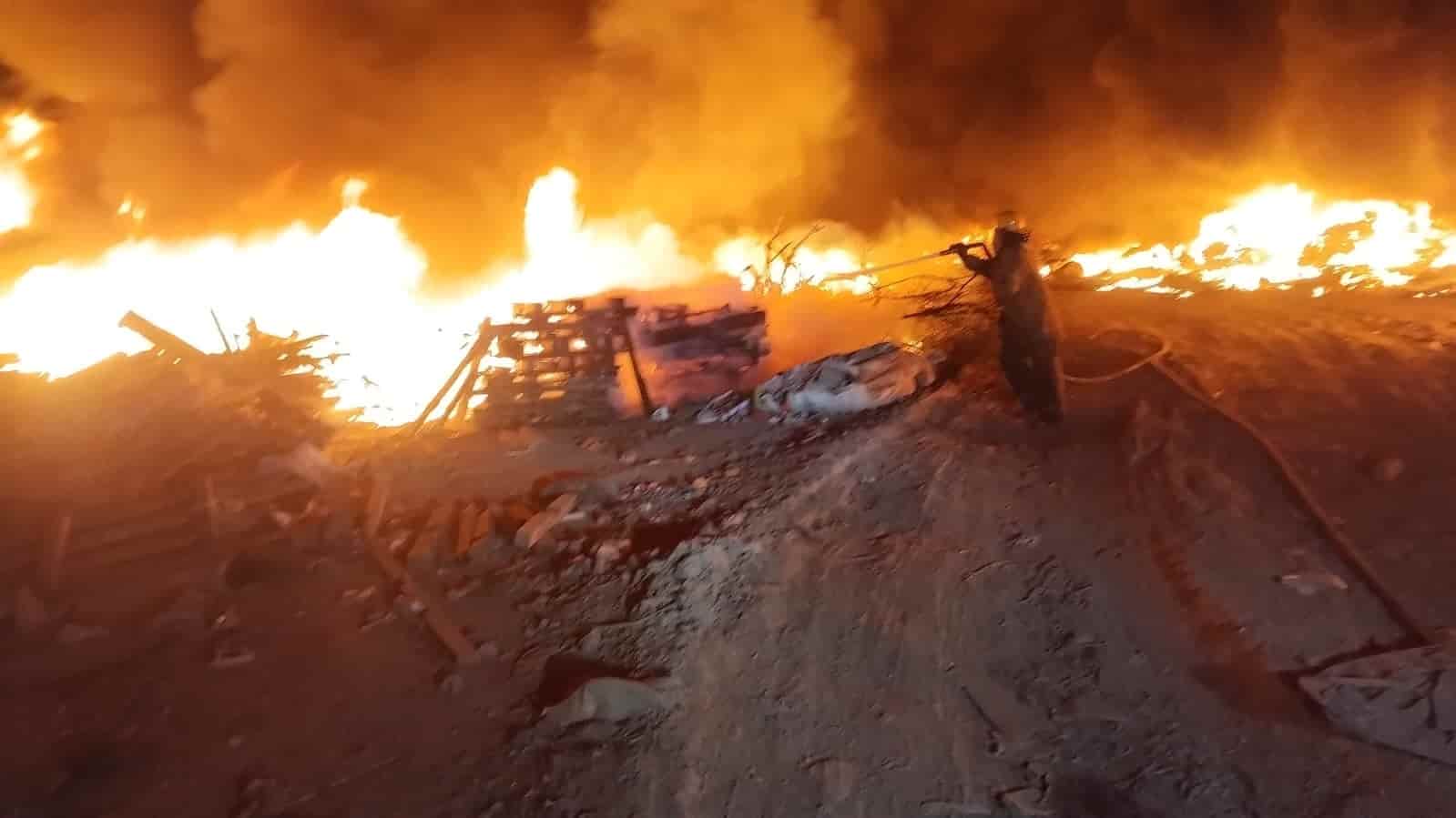 Un predio con tarimas y basura se incendió la madrugada de aye en el municipio de Escobedo, sin que se reportaran lesionados.