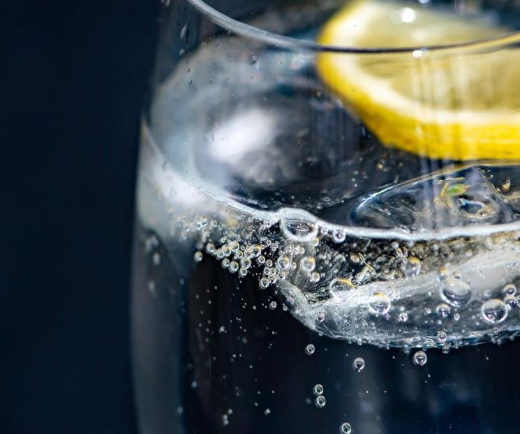 Los beneficios de beber agua con limón y sal
