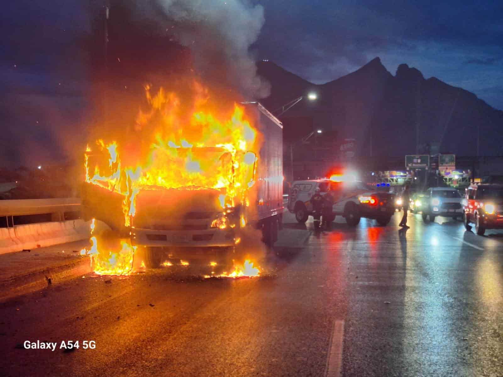 El incendio de un camión de paquetería que fue consumido en su totalidad movilizó a los cuerpos de auxilio, al sur de la ciudad.