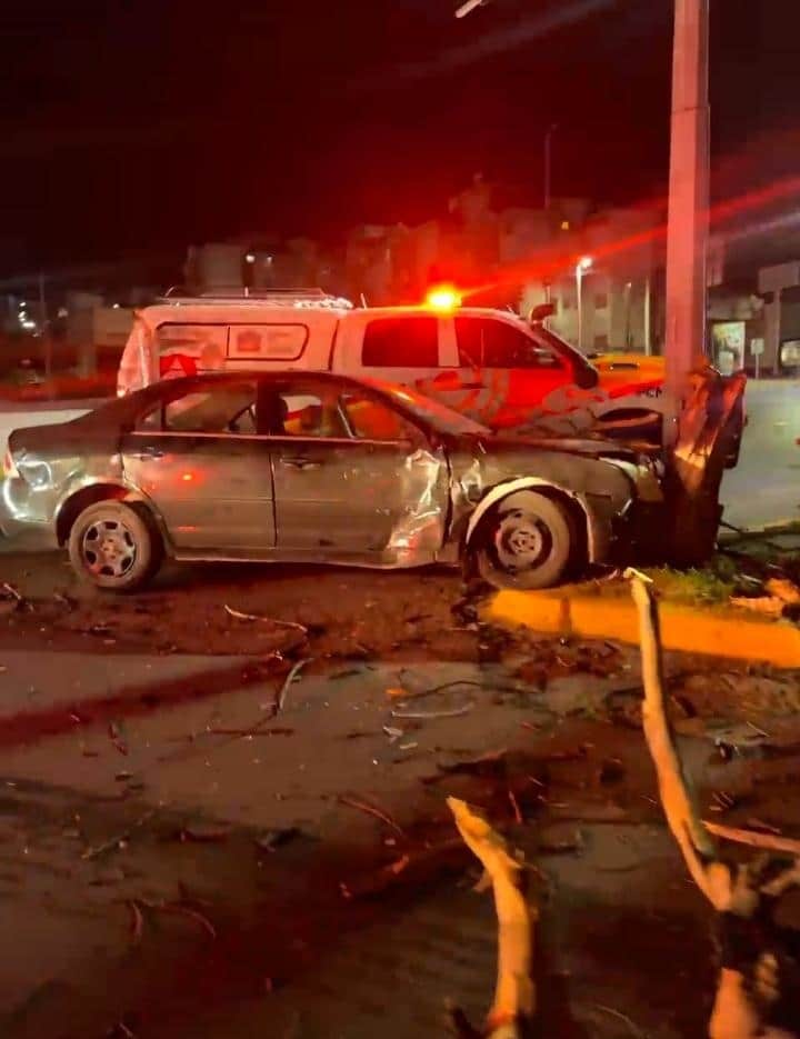 Un saldo de dos lesionados dejó un choque entre un par de vehículo, en Paseo de los Leones a la altura de Cumbres, al poniente del municipio de Monterrey.