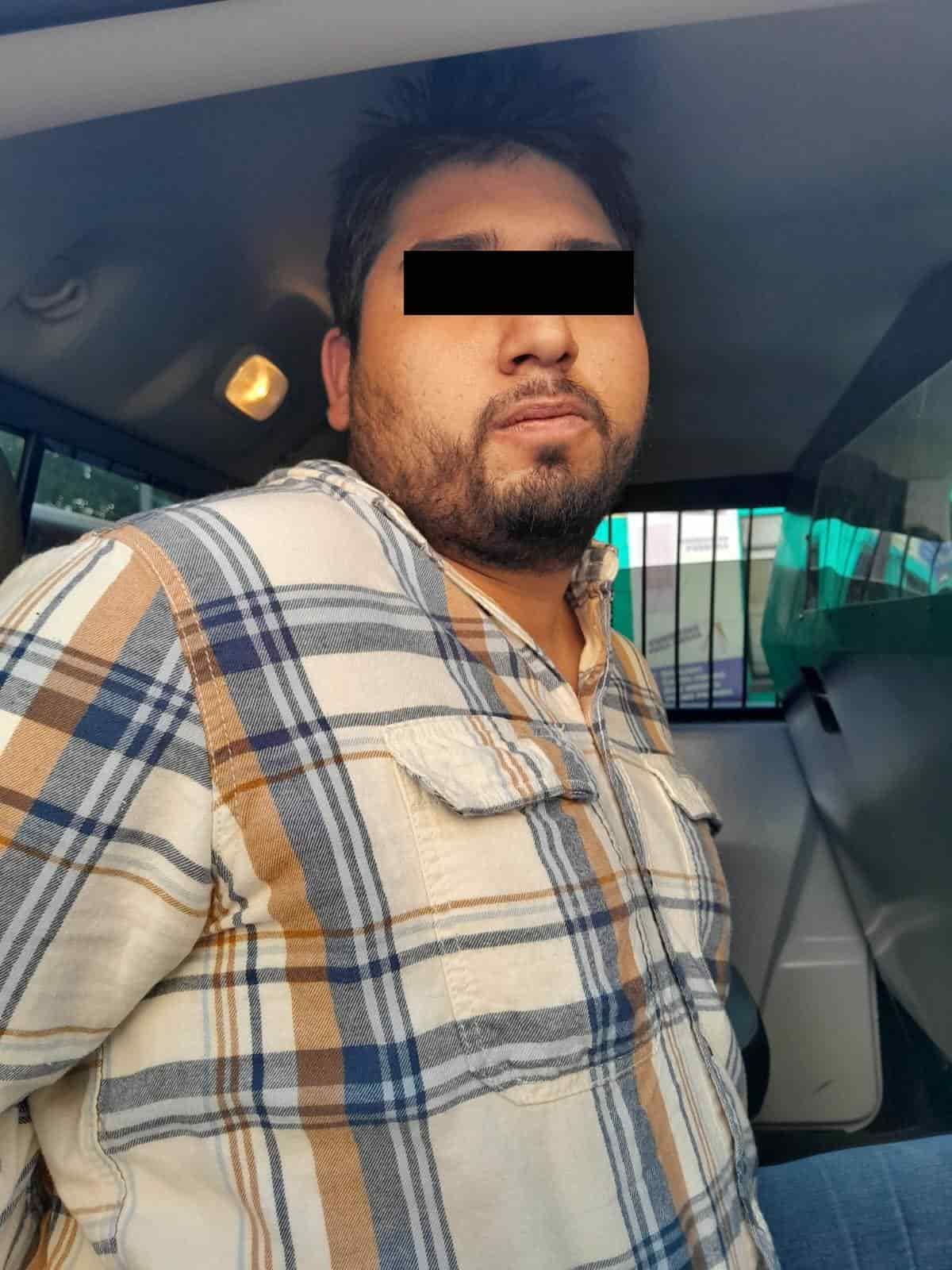 Por presuntamente privar de la libertad a un hombre, a quien esposado pretendía internarlo a un anexo, un joven fue detenido por oficiales de la Policía de Monterrey, en el centro de la ciudad.