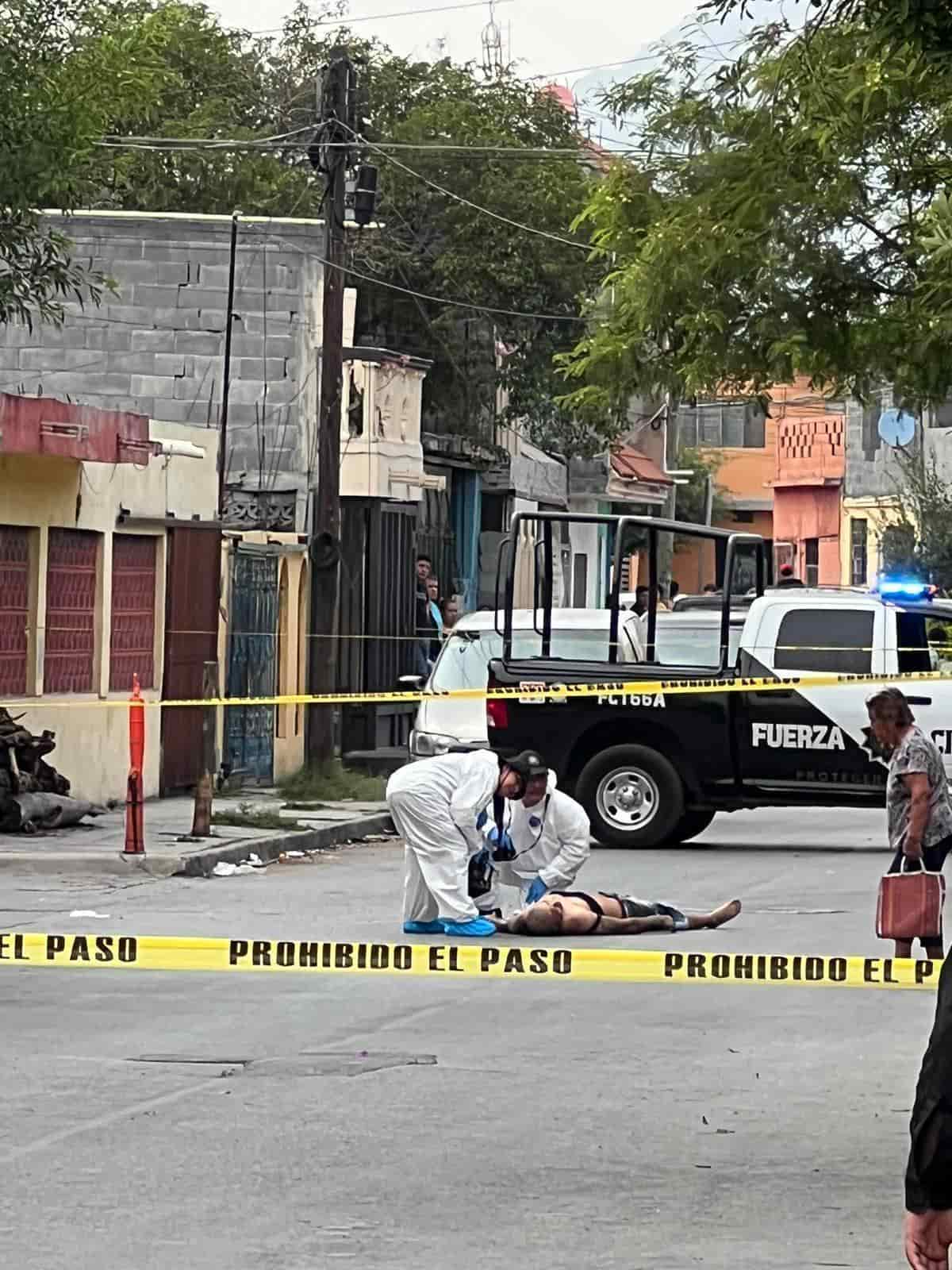 Un hombre falleció luego de ser baleado la tarde de ayer en calles de la Colonia San Bernabé, al norte de Monterrey.
