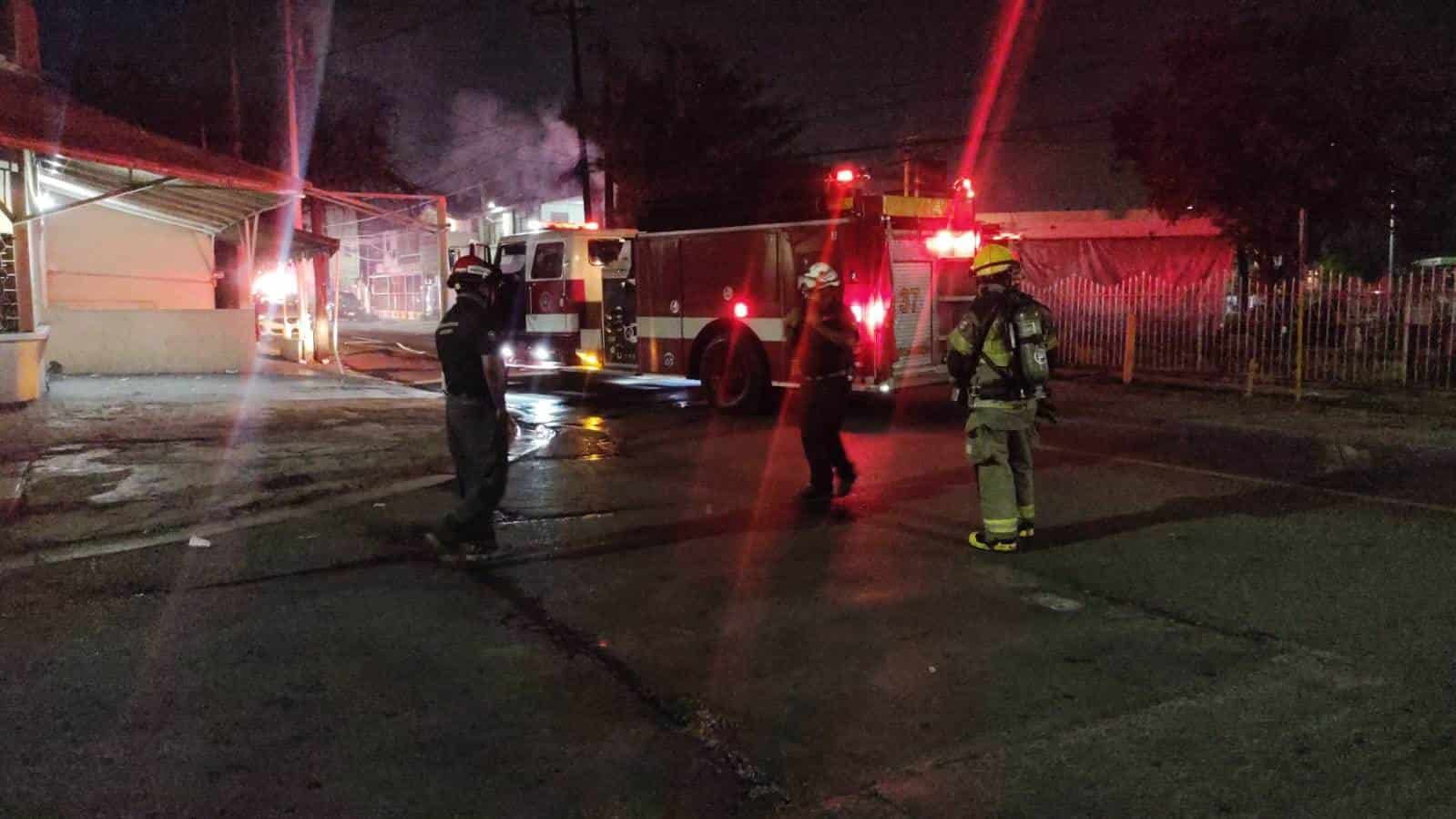 El incendio de un domicilio abandonado, alarmó a vecinos del sector, ayer en la Colonia Mitras Centro.