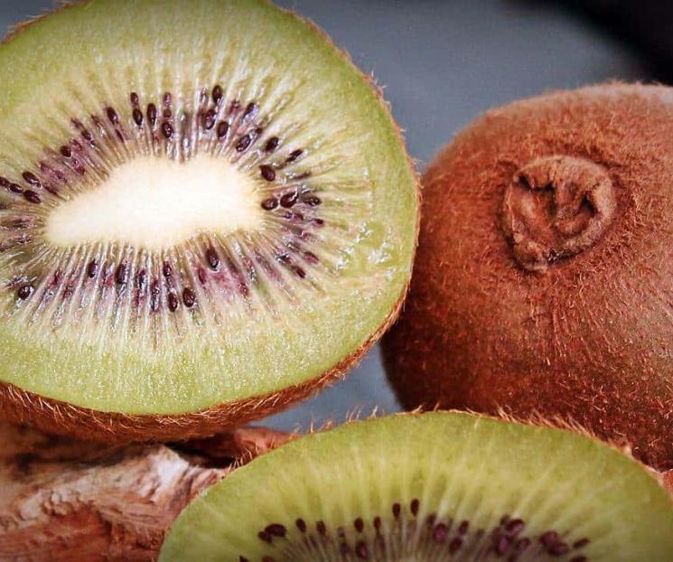 Conoce las enfermedades que se combaten comiendo kiwi