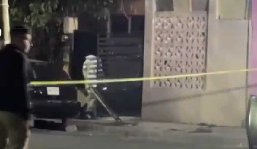 Tras discutir con un hombre al que fueron a buscar a su domicilio, dos personas armadas lo ejecutaron, la noche del miércoles en la Colonia 13 de Mayo, municipio de Guadalupe.