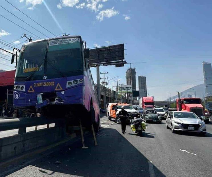 Camión urbano sube a camellón y deja lesionados en Morones Prieto