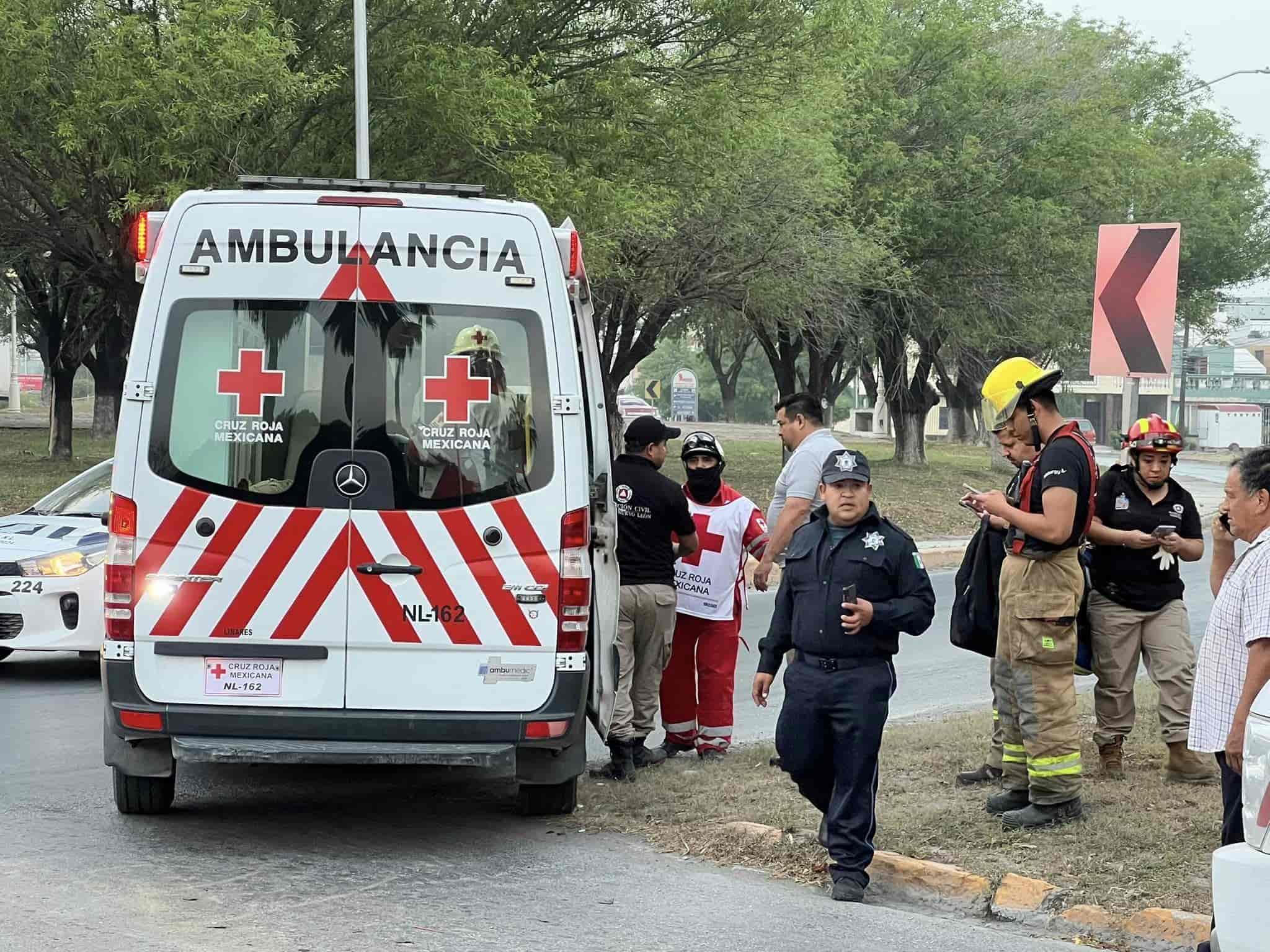 Un motociclista terminó con lesiones de consideración, al ser arrollado por una camioneta, en el municipio de Linares.