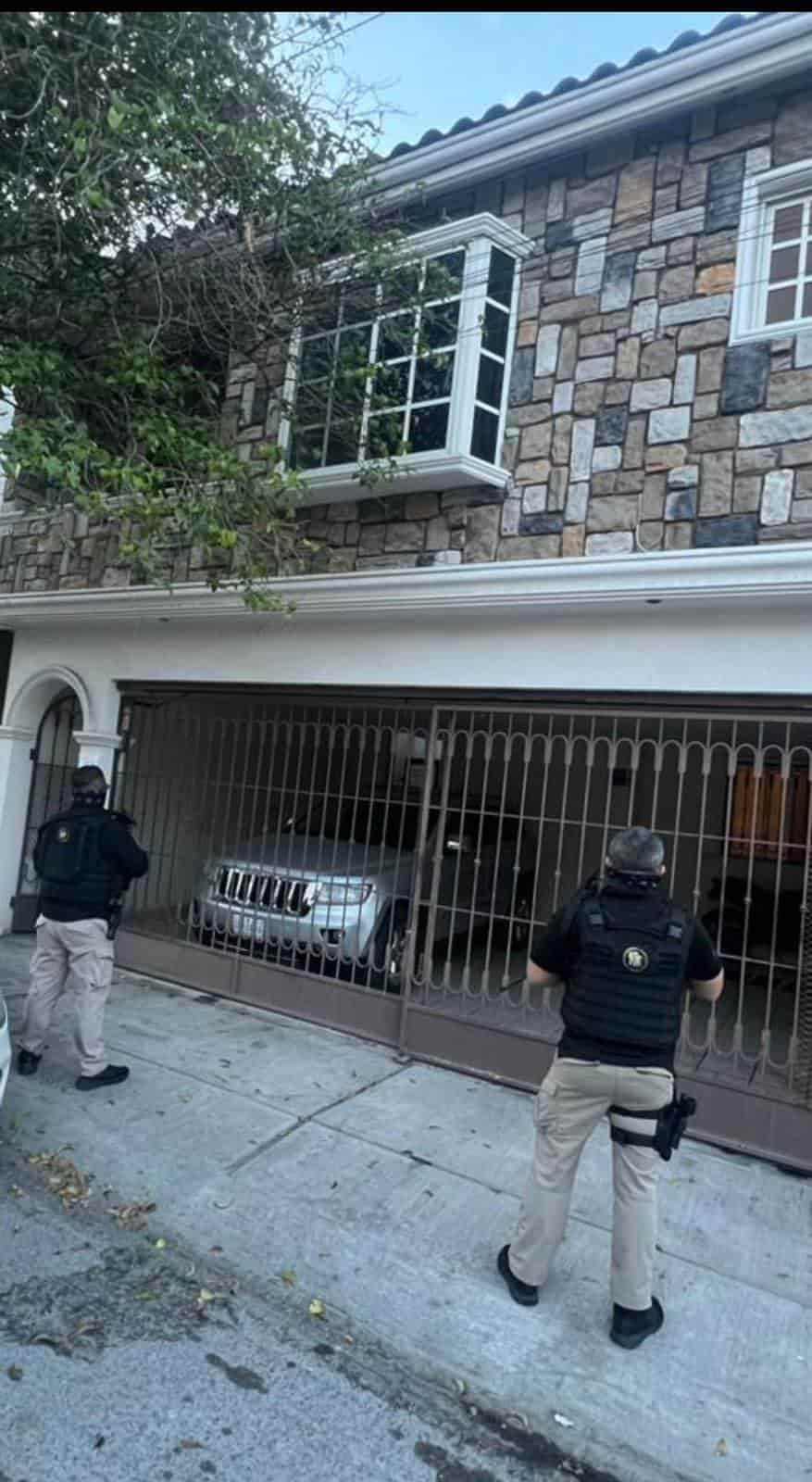 Un elemento activo de la policía de Guadalupe fue detenido junto con otras tres personas tras un cateo realizado ayer por la Fiscalía General de Justicia de Nuevo León en la Colonia Linda Vista, en relación a las indagatorias por una ejecución.