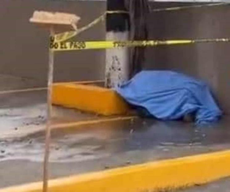 Indagan muerte de hombre en estacionamiento de negocio en Allende