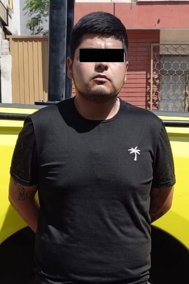 El conductor de un auto con reporte de robo en García, y quien además tenía una orden de aprehensión vigente por homicidio, fue detenido por elementos de Policía de Monterrey, en la Colonia Benito Juárez.