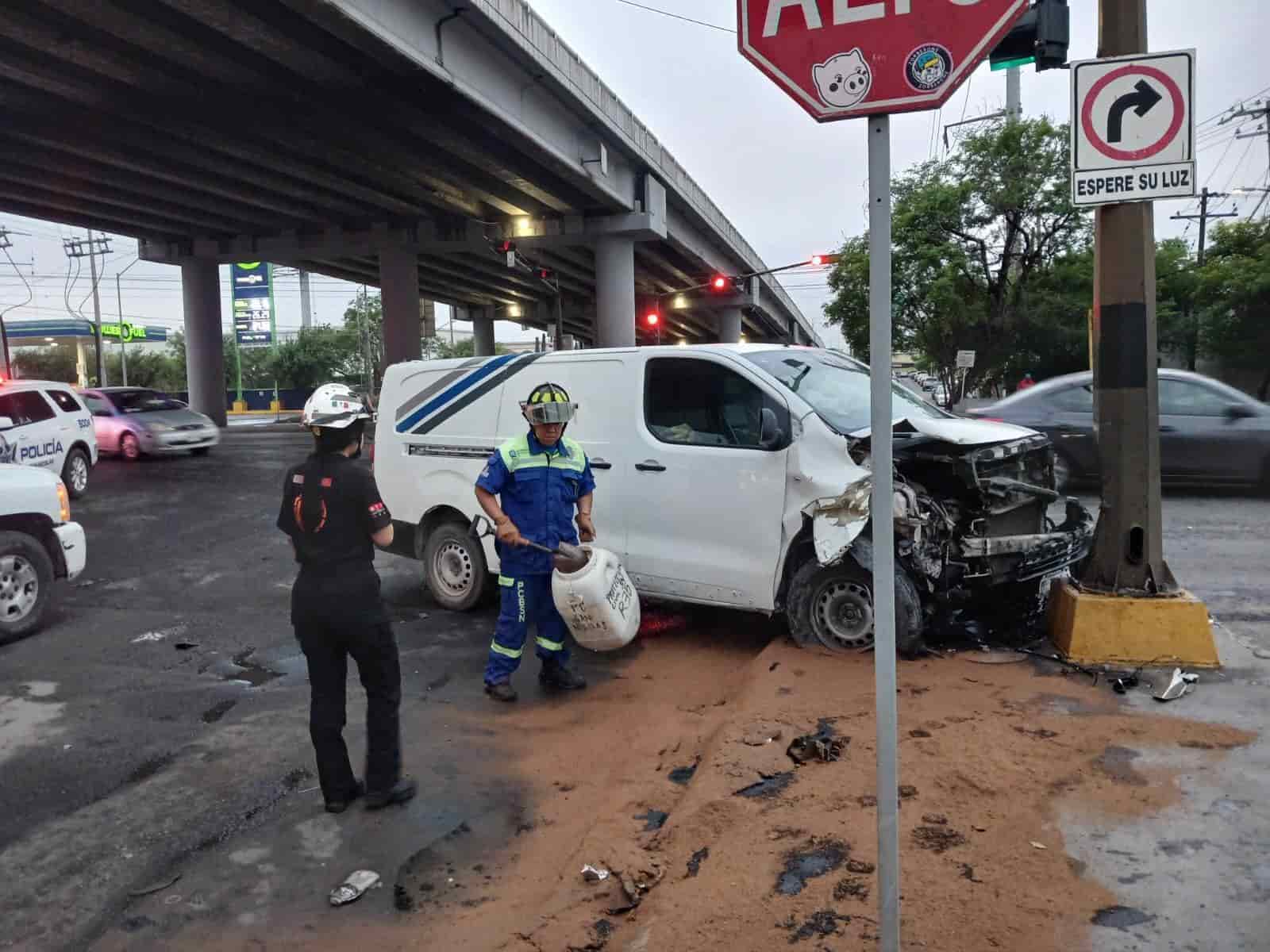 El conductor de un vehículo resultó lesionado junto con su acompañante luego de estrellarse contra un muro de concreto que divide carriles en la Carretera a Monclova, ayer municipio de Escobedo.