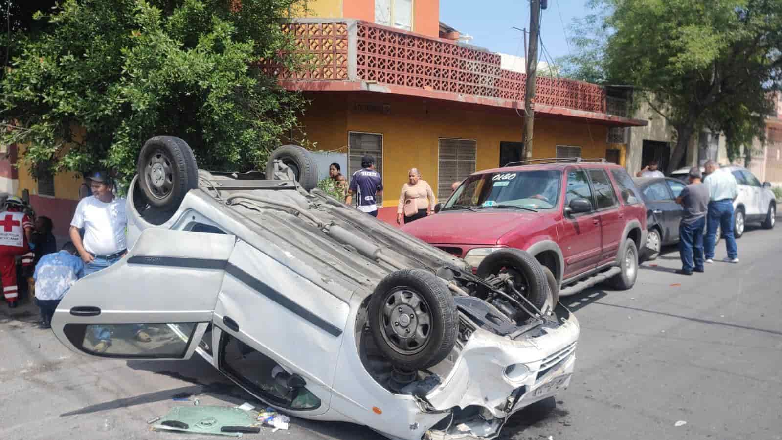 Después de chocar contra otro vehículo, un auto compacto terminó volcado no sin antes pegarle una unidad estacionada en el área, la tarde de ayer en la Colonia Independencia, al sur de Monterrey.