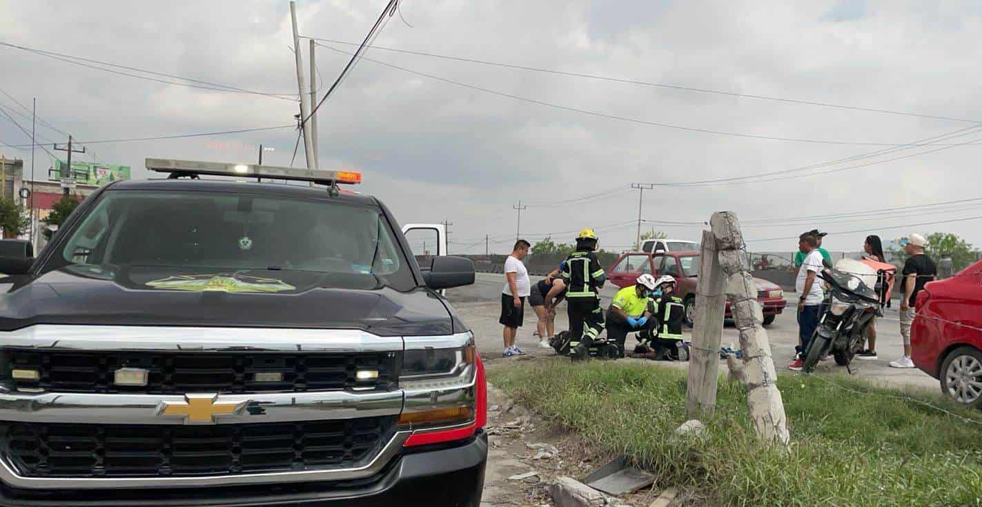 El conductor de una motocicleta falleció luego de ser chocad por un camión que se dio a la fuga, ayer en el Libramiento Noroeste a unos metros del Puente Lincoln, en García.