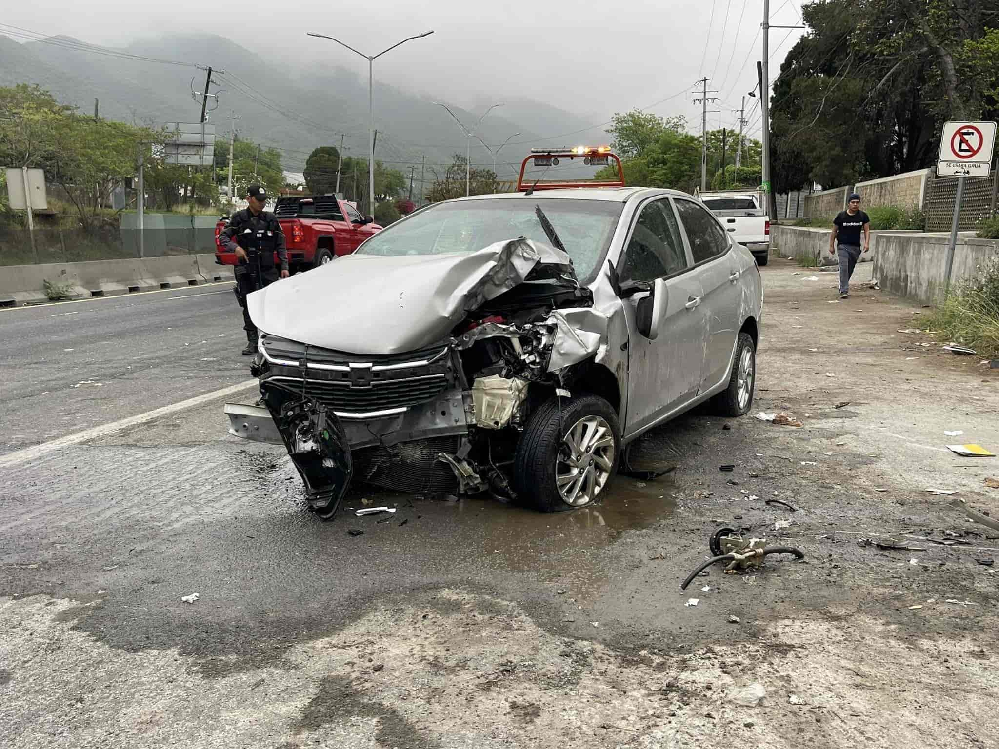 Tras perder el control de su auto en una curva, un automovilista terminó volcado, para luego su unidad comenzar a incendiarse, ayer en la Carretera Nacional Congregación San José, municipio de Santiago.