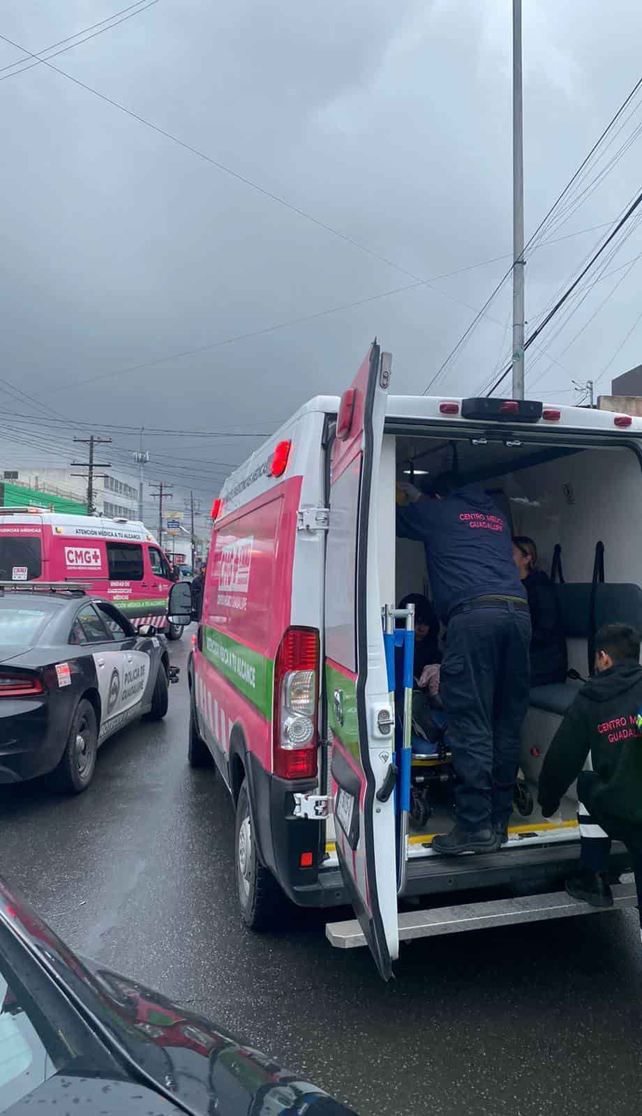 Un trabajador de una Barber Shop y un cliente resultaron heridos por arma de fuego, por un sujeto que se dio a la fuga en un vehículo gris, en Guadalupe.